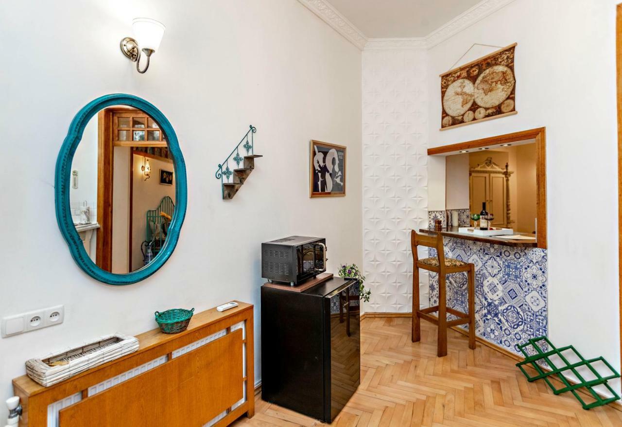 ★ Blue Door Rhapsody ★ - Special In Old Town! * טביליסי
